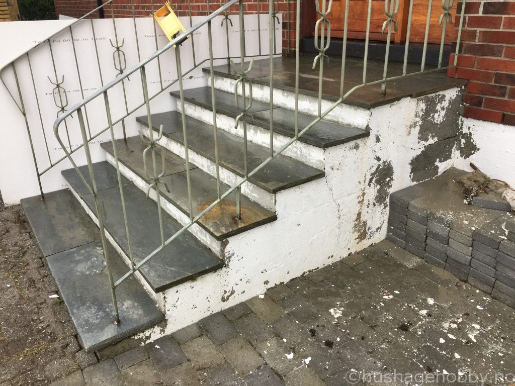 Slitt trapp med manglende maling ved inngangsparti